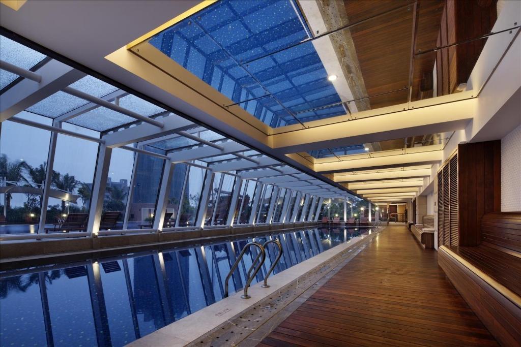 Sovereign Hotel Zhanjiang Bagian luar foto
