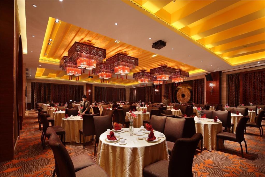 Sovereign Hotel Zhanjiang Bagian luar foto