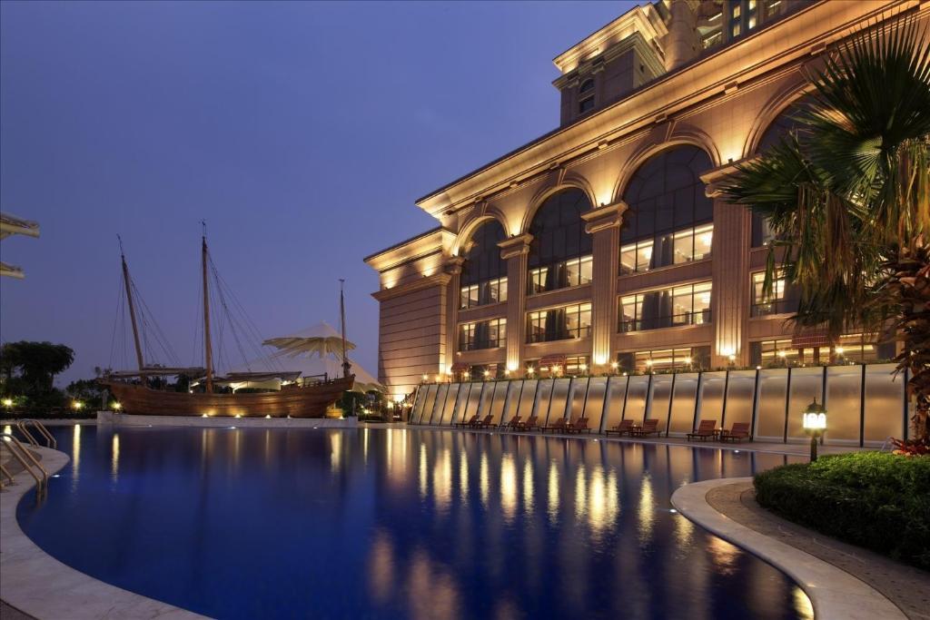 Sovereign Hotel Zhanjiang Bagian luar foto