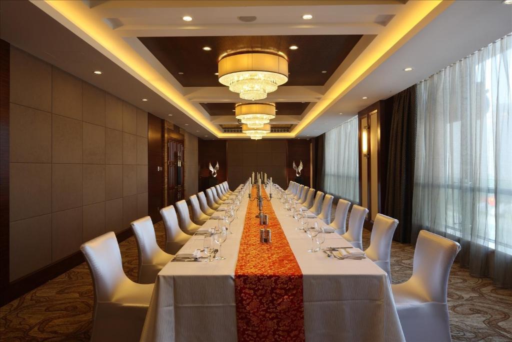 Sovereign Hotel Zhanjiang Bagian luar foto