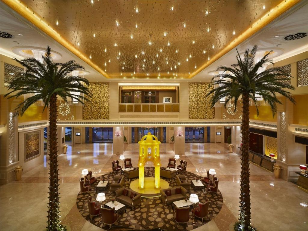 Sovereign Hotel Zhanjiang Bagian luar foto