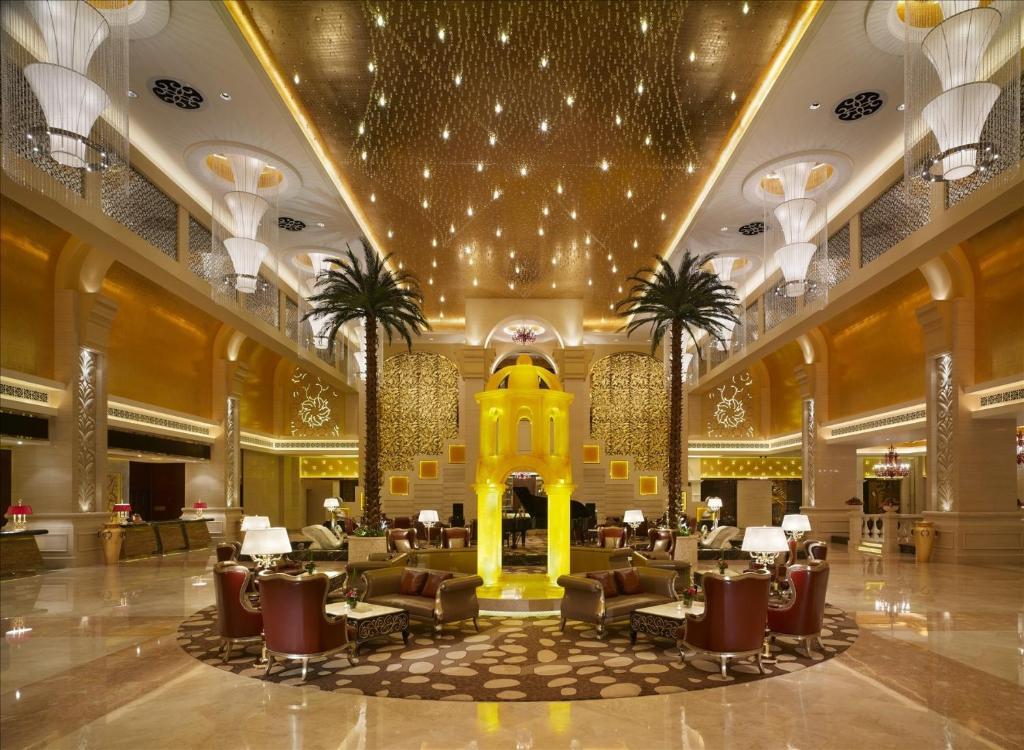 Sovereign Hotel Zhanjiang Bagian luar foto
