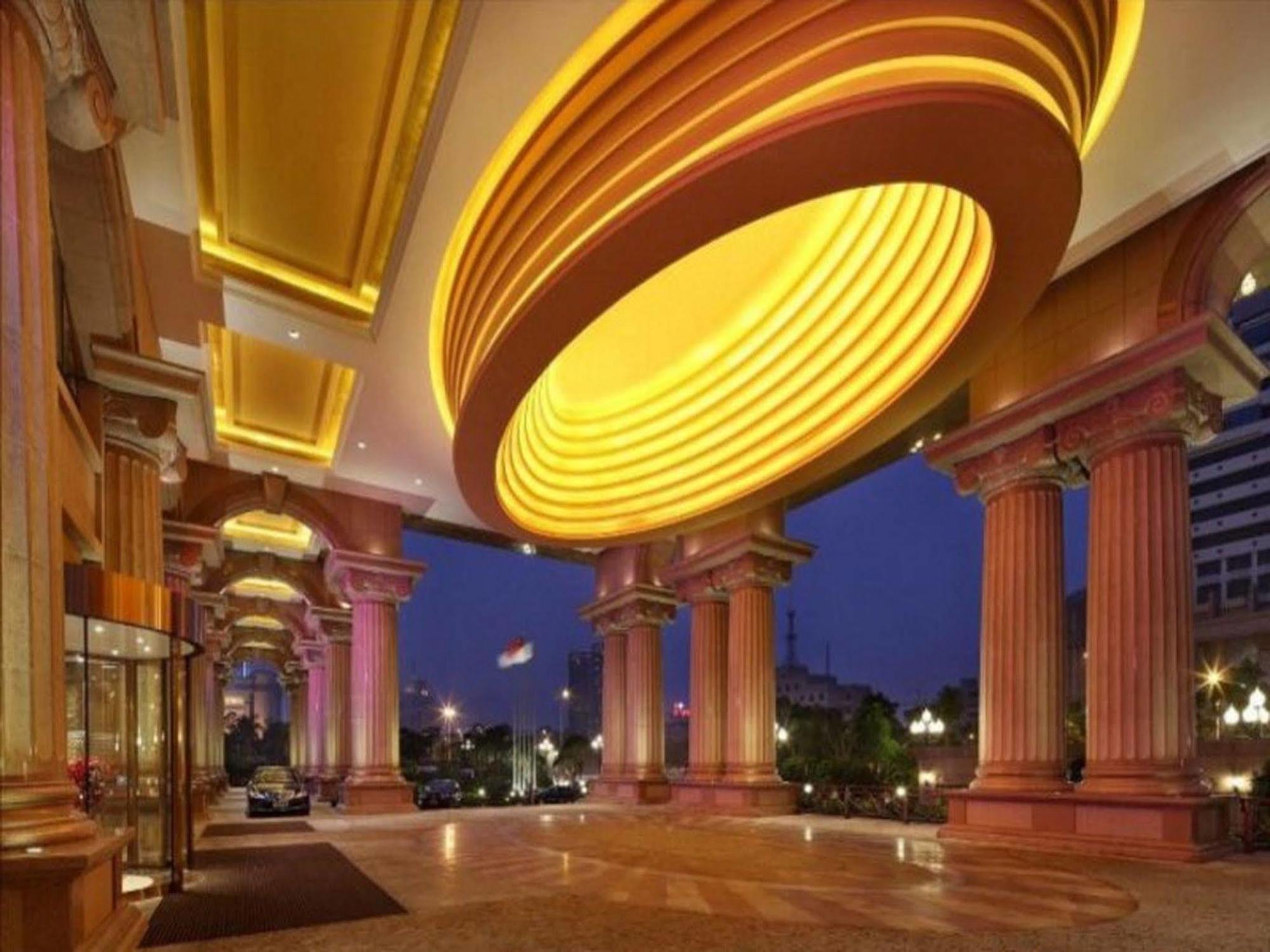 Sovereign Hotel Zhanjiang Bagian luar foto